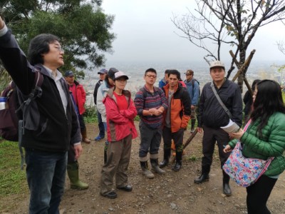 國立東華大學裴家騏院長和羅東林管處同仁實際到跑馬古道看獼猴出沒狀況。