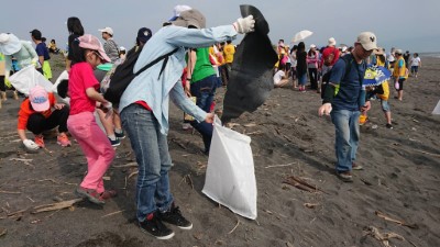 民眾在地球日這一天，用植樹淨灘來為環境做件美好的事