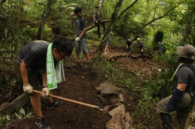 在手作步道的老師指導下，學生可以安全地使用工具打造符合自然的「櫻木花道」。