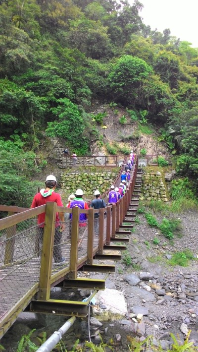 中山社區和林管處同仁組隊浩浩蕩蕩攜帶手作步道工具前往維護新寮瀑布步道。