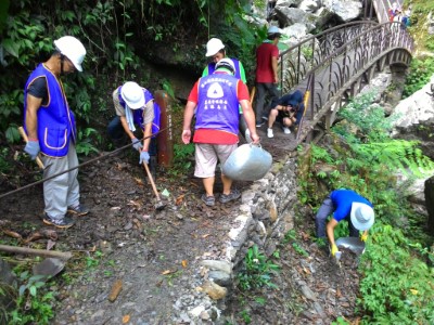 利用現地崩落碎石就地取材回填，減少自然步道鋪面泥濘及不平的狀況。