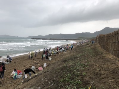 林務局羅東林區管理處與台北市七星生態保育基金會10月13日在新北市萬里區大鵬段飛砂防止保安林辦理淨灘、植樹活動