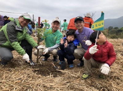 植樹行動由玉山銀行創辦人黃永仁及總經理黃男州、羅東林管處副處長董世良、湖山國小一同參與