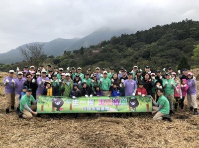 植樹行動由玉山銀行創辦人黃永仁及總經理黃男州、羅東林管處副處長董世良、湖山國小一同參與