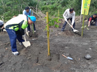 2019世界地球日「與野共生」，宜蘭壯圍植樹淨灘活動，彎腰拾廢守護海洋生物