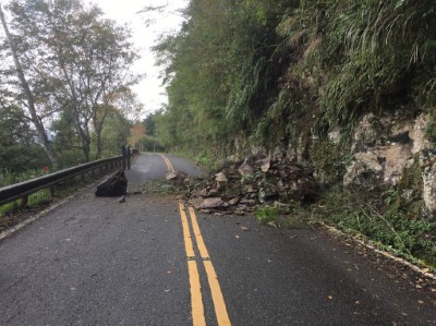 10.4k道路上邊坡崩塌