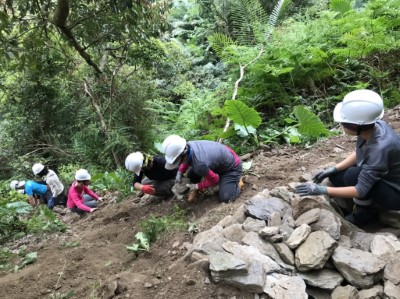 宜蘭縣愛南澳生態旅遊發展協會於南澳古道辦理手作步道工作假期情形