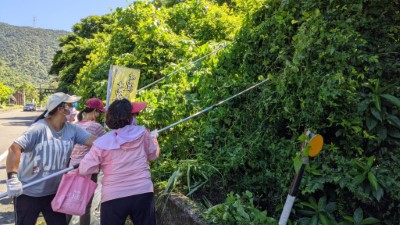 民眾以行動參與剷除小花蔓澤蘭