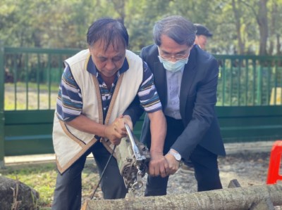 羅東林管處處長蕭崇仁與菇農一同參與