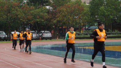 滂沱大雨中負重跑走