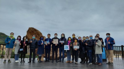 野柳打卡新地標~漂流木「鯨天動地」