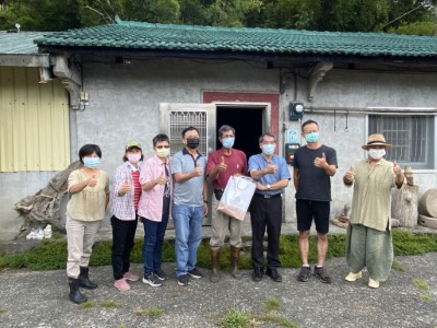 羅東林管處處長蕭崇仁(右三)關心雙連埤社區發展，右四為雙連埤地區永續發展協會理事長黃玉明