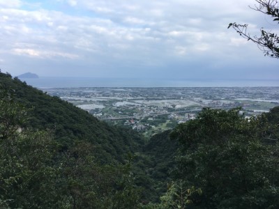 跑馬古道右側可遠眺龜山島，但邊坡陡峭需注意行走安全