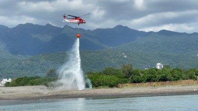 執行空中投水滅火作業