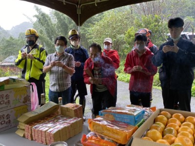 祭拜山神、土地公，祈求作業順利、平安1