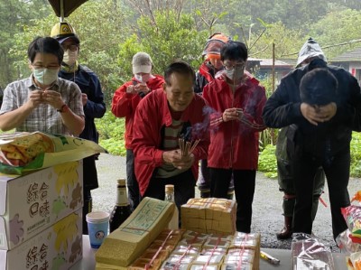 祭拜山神、土地公，祈求作業順利、平安2