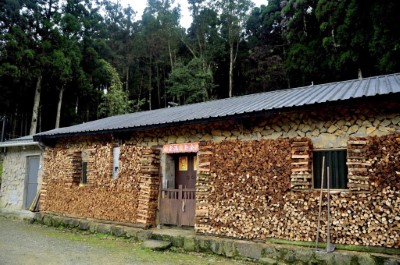 雙連埤鄒家百年古厝-石頭屋，里山市集「雙連埤的誘惑—古水圳修復分享畫展」展覽空間