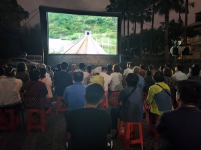 天氣轉好，大家移到雨棚外觀賞電影2