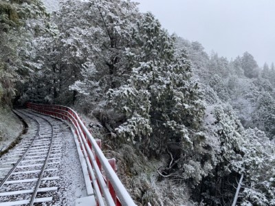 蹦蹦車道披上銀霜