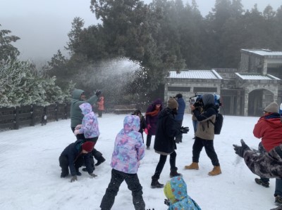 遊客欣喜玩雪