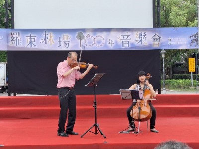 小提琴家周瓦絲里(左)加上日籍大提琴家原香戀(右)加入之「知行古樂團」以巴洛克小提琴及大提琴表演二重奏。