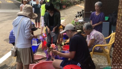 眾人合力包裝蓮花