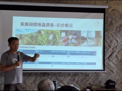 臺灣蜻蜓學會秘書長李宜龍分享黃腹細蟌稚蟲調查初步成果(人禾提供)