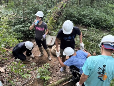 大家齊心協力，共同投入步道整建的過程中1