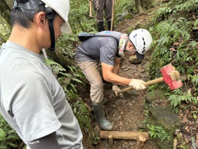 大家齊心協力，共同投入步道整建的過程中2