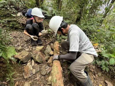 大家齊心協力，共同投入步道整建的過程中3