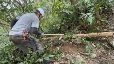 大家齊心協力，共同投入步道整建的過程中4