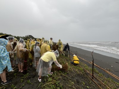 羅東高中雨中完成堆砂籬1