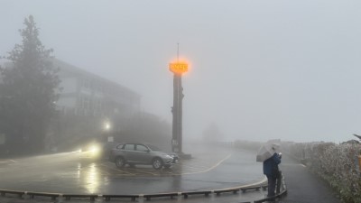 太平山出現霧淞美景，遊客搶先拍照賞景。