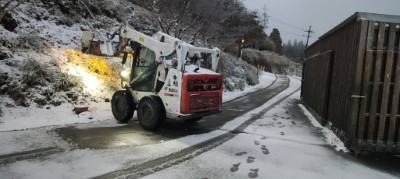 遊樂區出動剷雪破冰車清除路面冰霜。