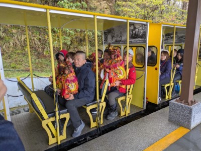 眾神尊搭乘太平山蹦蹦車繞境