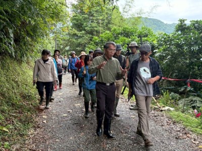 04宜蘭分署與蜻蜓學會志工於雙連埤周邊溼地現地實地走訪觀察蜻蜓生態
