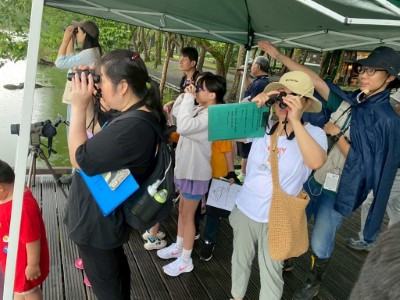 使用雙筒望遠鏡觀察園區鳥類