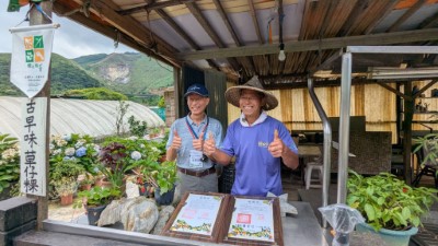 參與赤腹游蛇生態給付的綠保農友黃金全(圖右)與慈心基金會蘇慕容執行長(圖左)合照