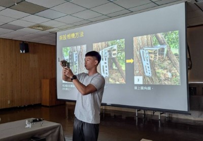圖三、野聲團隊講師示範相機架設方法