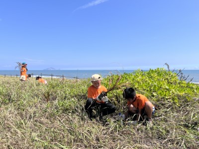 種下林投小苗守護海岸環境1
