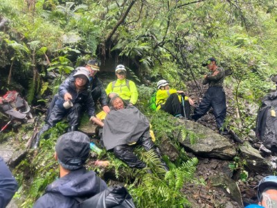 噶瑪蘭山岳協會派員協助搜救113年11月17日新北市55歲鍾姓男子於古魯林道搜救案(手持鋼杯者為陳秋霞小姐)