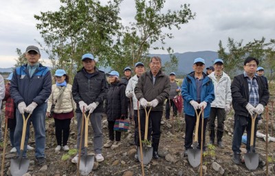 植樹活動合照(由左至右依序第一河川分署李建和主任工程司、崙埤社區發展協會蔡元慶理事長、林業保育署蕭崇仁分署長、大同鄉公所黃光輝課長、宜蘭縣樹藝景觀所楊家愷技士)