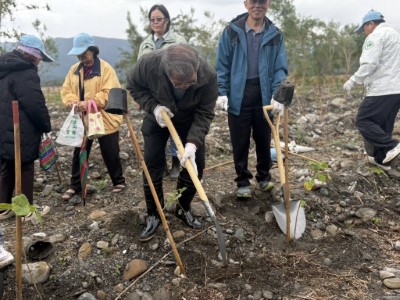 植樹過程(左1)林業保育署蕭崇仁分署長、(右1)大同鄉公所黃光輝課長