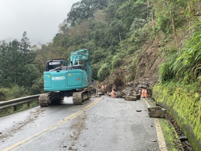 宜專一線8.5公里處發生邊坡落石狀況調度人員與機具投入搶修中