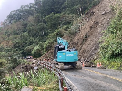 宜專一線8.5公里處發生邊坡落石狀況，即時啟動封閉措施，並調度人員與機具投入搶修。