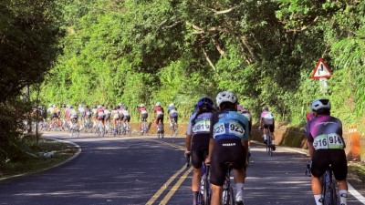自行車選手沿太平山林間道路騎行