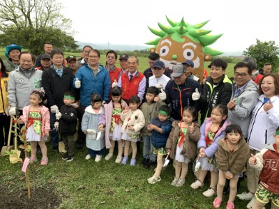 貴賓植樹合影1